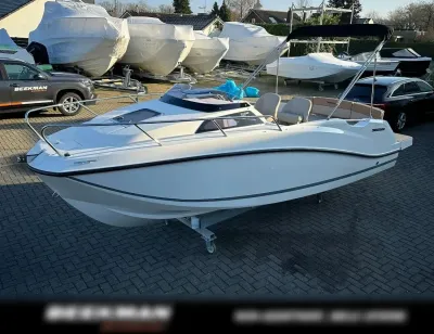 boot met cabine op parkeerplaats