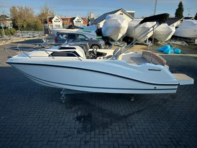 witte boot op opslagterrein