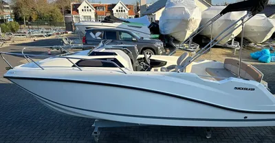 witte kajuitboot op opslagterrein