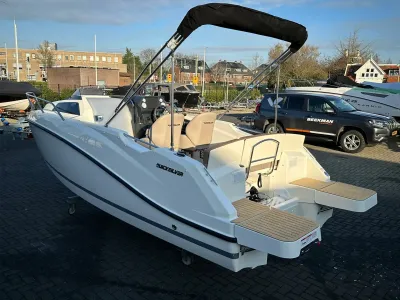 kabineboot op trailer bij showroom