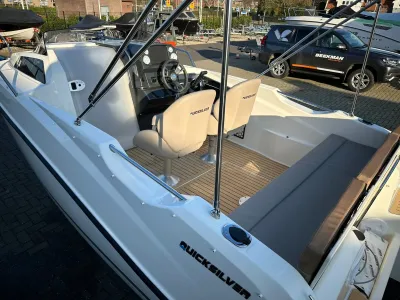 Cockpit en kuip van een kleine consoleboot