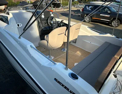 cockpit en achterdek van een kleine cabincruiser