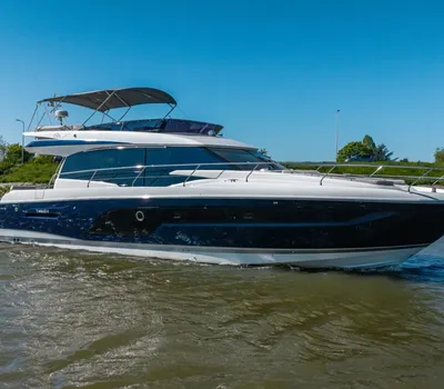 wit motorjacht op rivier met blauwe lucht