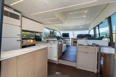 interieur van flybridge met salon en kombuis
