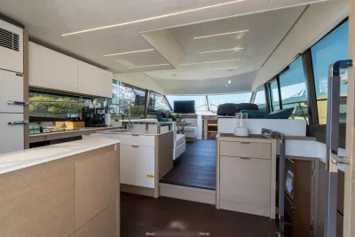 interieur van flybridge motorjacht