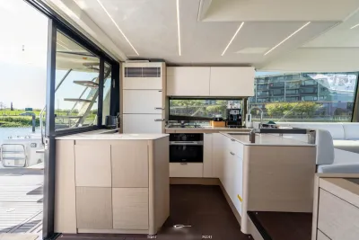 keuken en zitgedeelte van jacht interieur