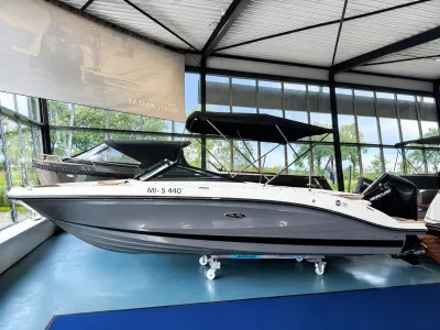 Recreatieboot in binnenshowroom met bimini