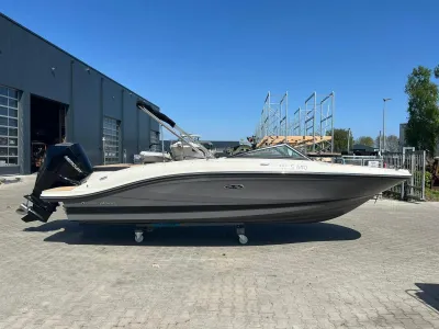 snelboot op parkeerterrein bij bedrijf
