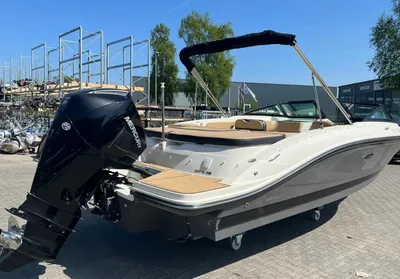bowrider op opslagterrein
