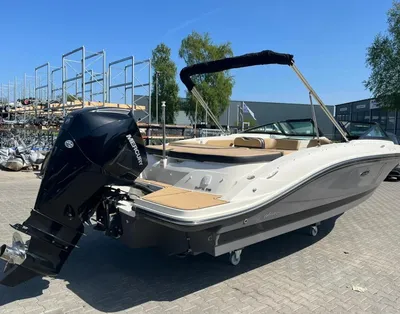 boot met buitenboordmotor op trailer