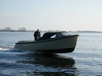 tender op rustig water met bestuurder