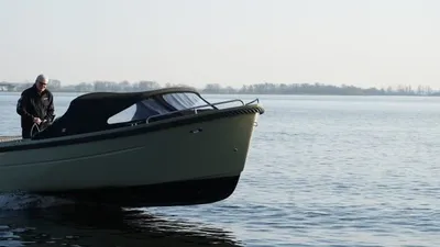 tender op rustig water met bestuurder