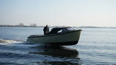 tender varend op rustig water