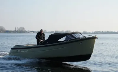 tender op rustig water met bestuurder