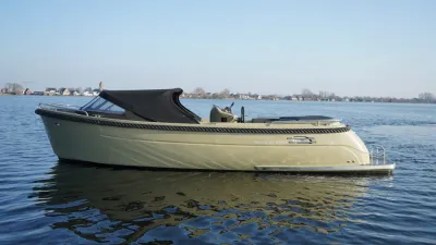 boot op rustig water met lage horizon