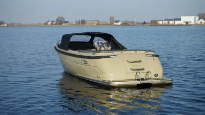 tender op het water met kade op de achtergrond