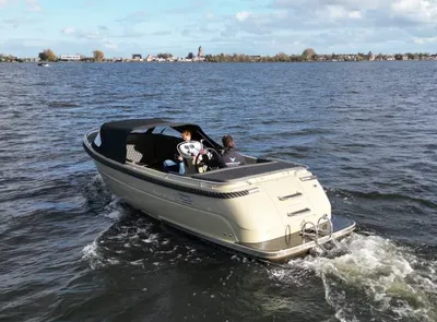 beige tender op open water