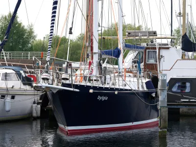 zeiljacht aangemeerd in een jachthaven