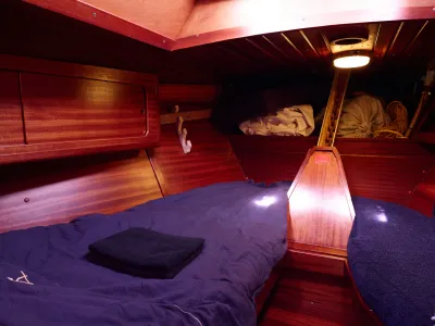 houten kajuitinterieur met bed en opbergruimte