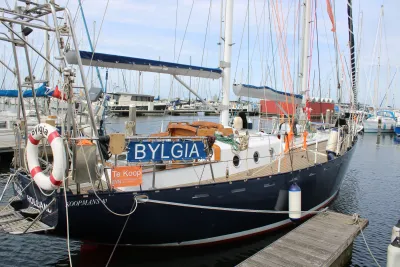 zeiljacht aangemeerd in jachthaven