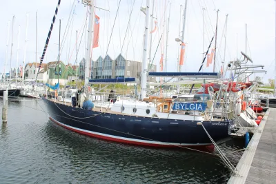 zeiljacht afgemeerd in een jachthaven