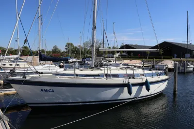 zeiljacht afgemeerd in een jachthaven