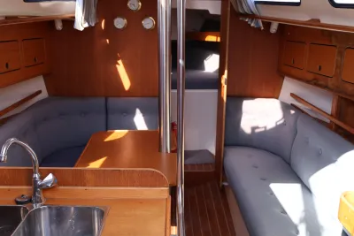 interieur zeiljacht met zitbank en tafel