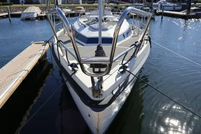 vooraanzicht zeiljacht in de haven