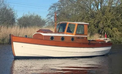 houten cabinsloep op rustig water