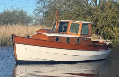 houten cabin sloep op water