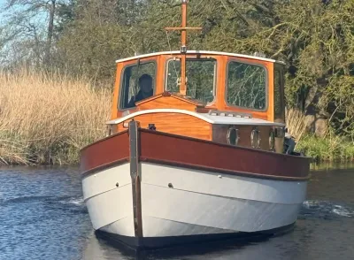 houten cabin sloep op het water