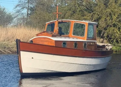 houten cabin sloep op het water