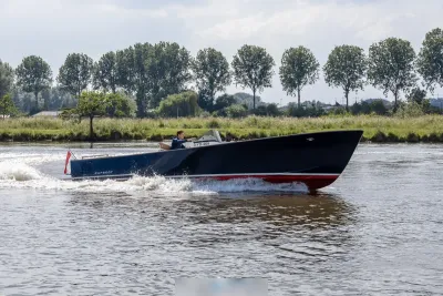 tender op het water met bomen en rivier
