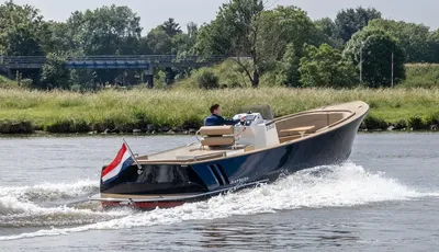 tender op water met bestuurder