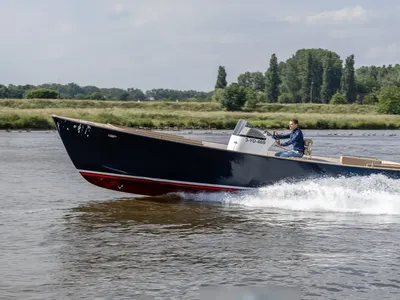 tender op rivier met stuurman