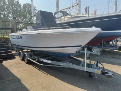 motorboot op trailer bij jachthaven
