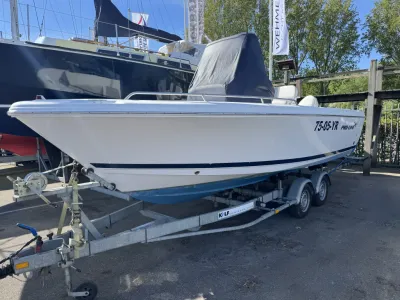witte consoleboot op trailer in buitenopstelling