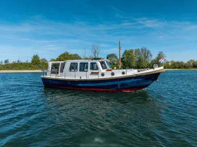motorboot op het water met kust op achtergrond