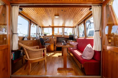 interieur van houten motorboot met salon