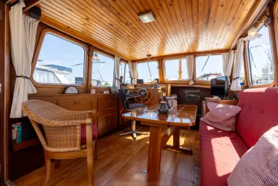 interieur van houten motorboot met salon