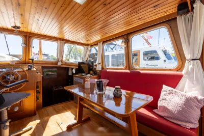 interieur van motorboot met houten afwerking