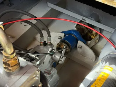 motorruimte met aandrijflijn en slangen