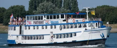 varend passagiersschip op rivier