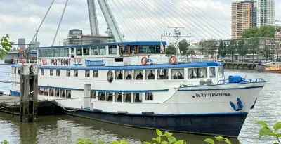 passagiersschip afgemeerd in de haven