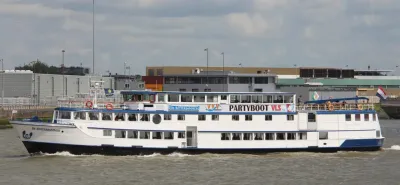 wit passagiersschip op rivier bij kade