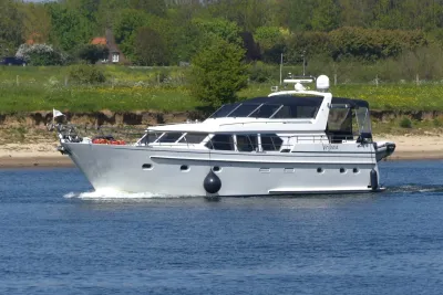 wit motorjacht op rustig water