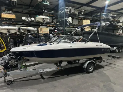 bowrider op trailer in opslaghal