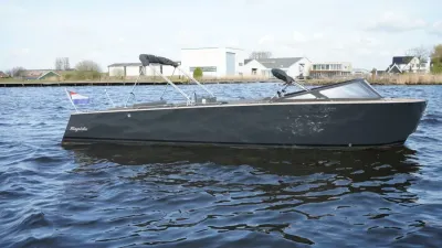 elektrische sloep zijsprofiel op het water