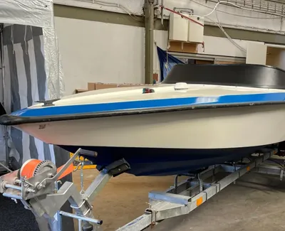snelboot op trailer in binnenruimte