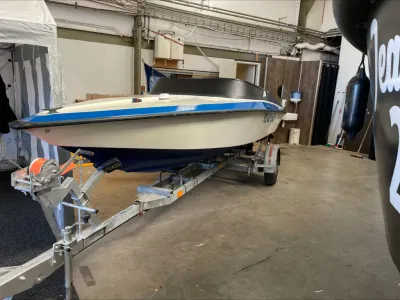 snelboot op trailer in binnenhal